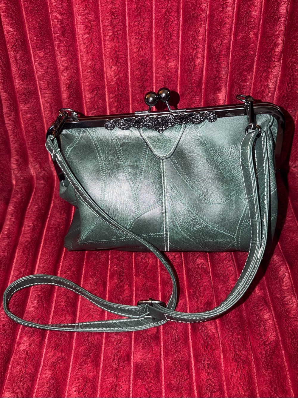 Vintage-Style Dark Green Leather Kiss-Lock Crossbody Bag